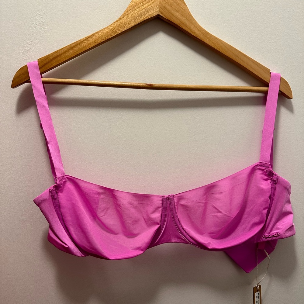 NWT SKIMS no show molded unlined balconette 34 DDD